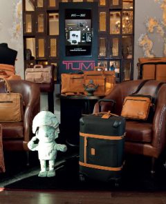 TUMI, ведущий американский производитель чемоданов, сумок, портфелей и дорожных аксессуаров