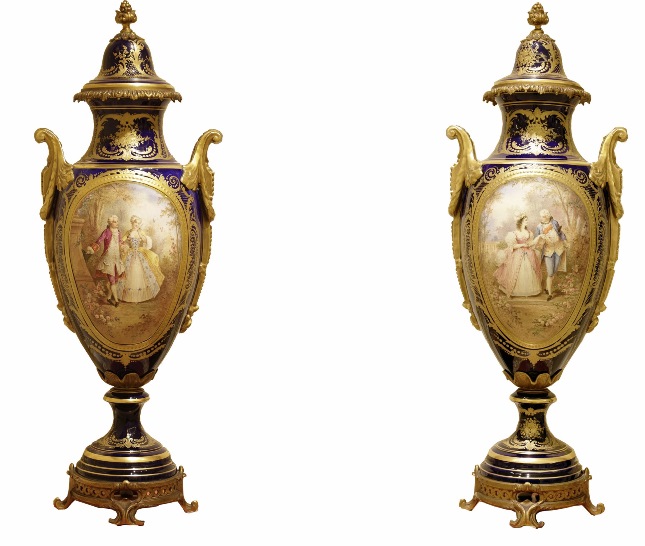Пара фарфоровых ваз в севрском стиле с росписью, конец 19 века