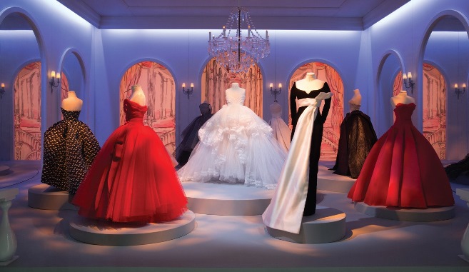 Выставка уменьшенных копий платьев Дома Dior – Le Théâtre Dior