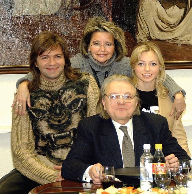 Дмитрий Маликов с родителями и дочерью