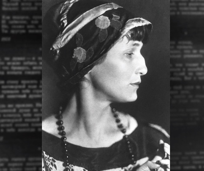 Поэтесса Анна Андреевна Ахматова (1889-1966). Репродукция фотографии из книги «Узнают голос мой…»