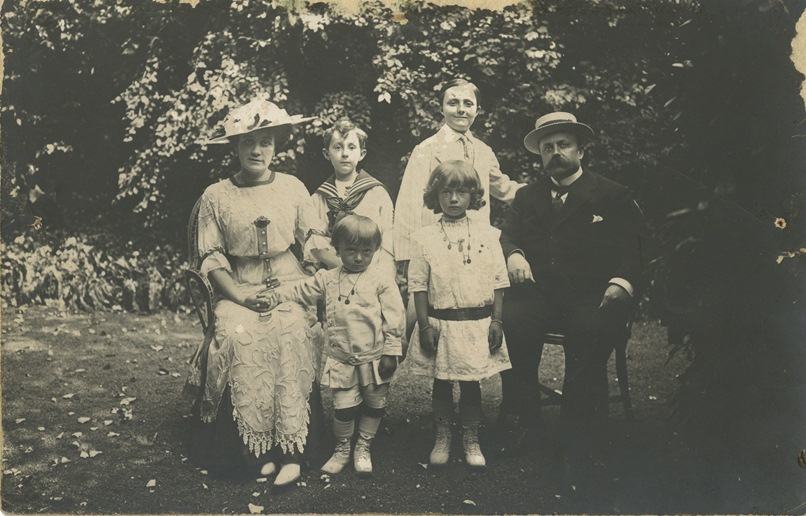 semya-dior-v-sadah-na-ville-les-rhumbs-1912