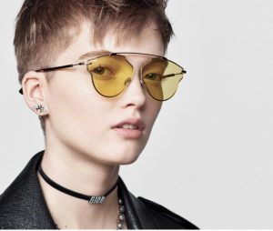 Рут Белл в очках Dior