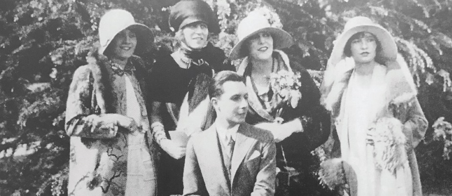 Эрте среди манекенщиц. Голливуд, 1925 год