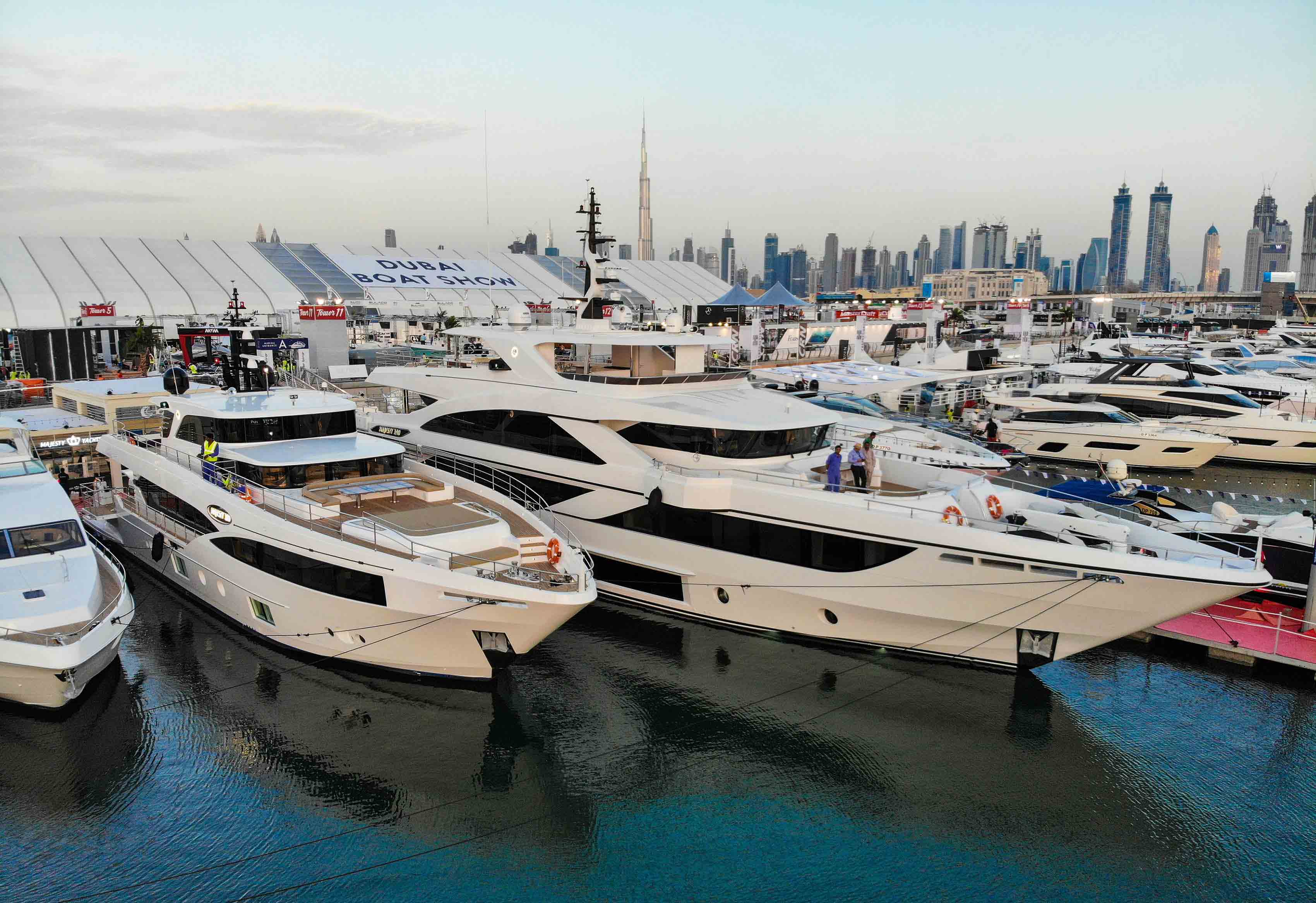 Яхта дубай. Majesty 140 Yacht. Gulf Craft Majesty 140. Маджести 140. Мега яхта Дубай.