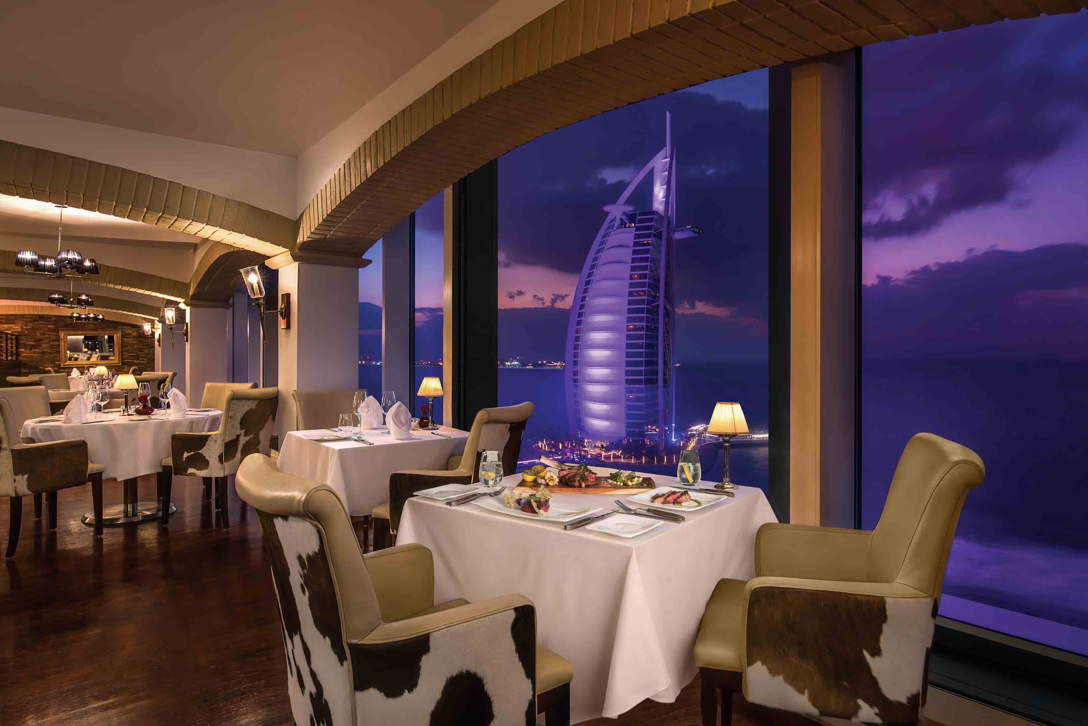 Калла дубай найтс. Jumeirah Beach Hotel 5. Отель в Дубае Jumeirah Beach Hotel. Отель Джумейра Бич 5 Дубай. Jumeirah Beach Hotel 5 ресторан.