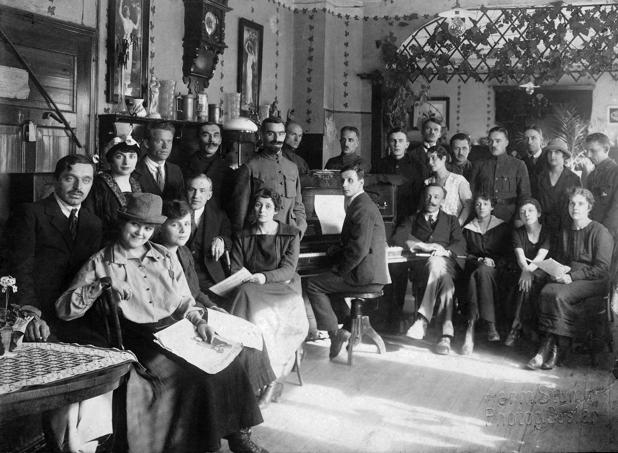 Эмиграция 1920 х годов. Русские эмигранты в Берлине 1920-е. Русские эмигранты в Париже 1920. Русские эмигранты в Берлине 1921. Русские эмигранты в Париже 1920 год.